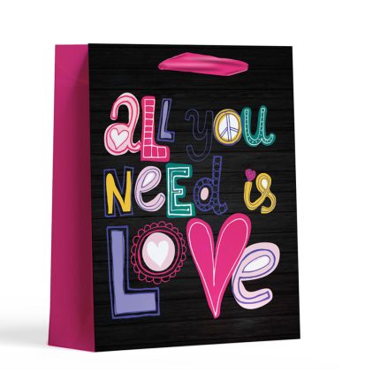 اكياس الهدايا بطابع الحب